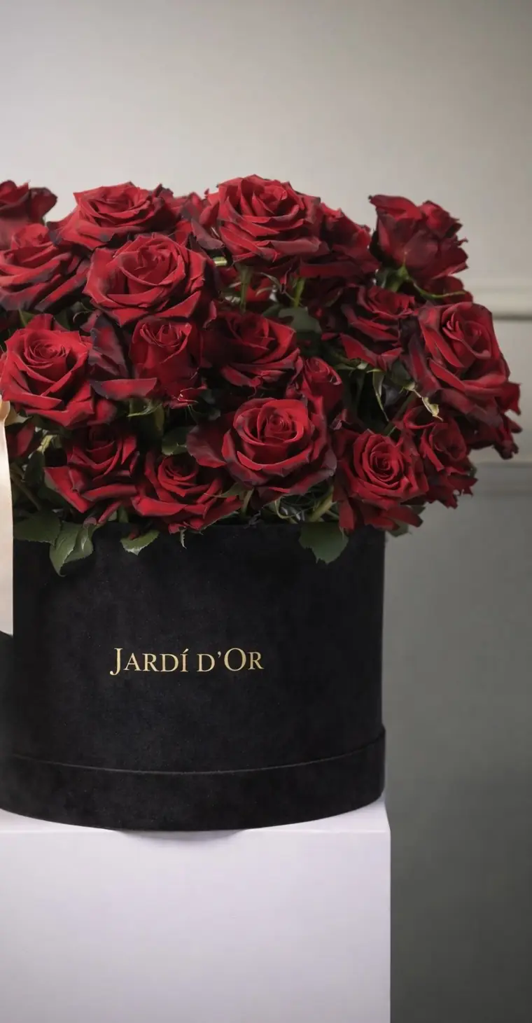 Schwarze Box mit roten Rosen