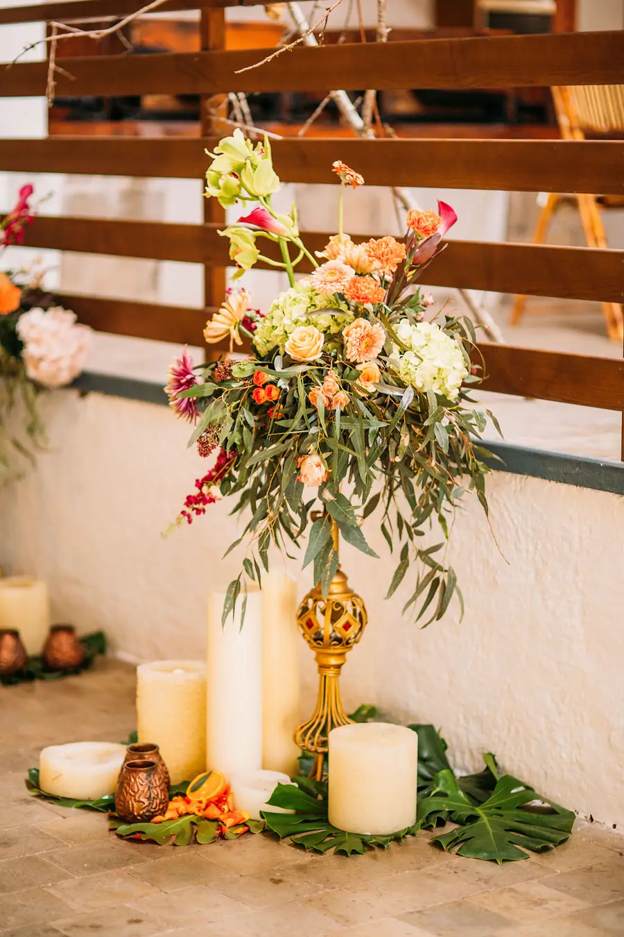 Centro floral alto con velas para la recepción de un hotel en Mallorca