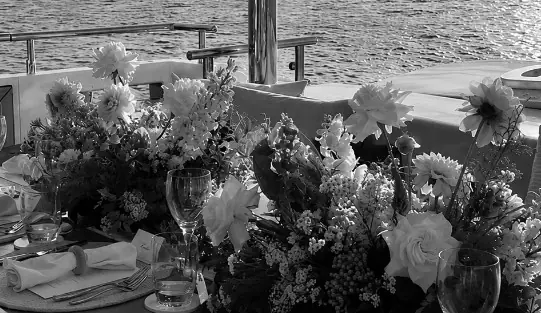 Blumen für ein Dinner an Bord