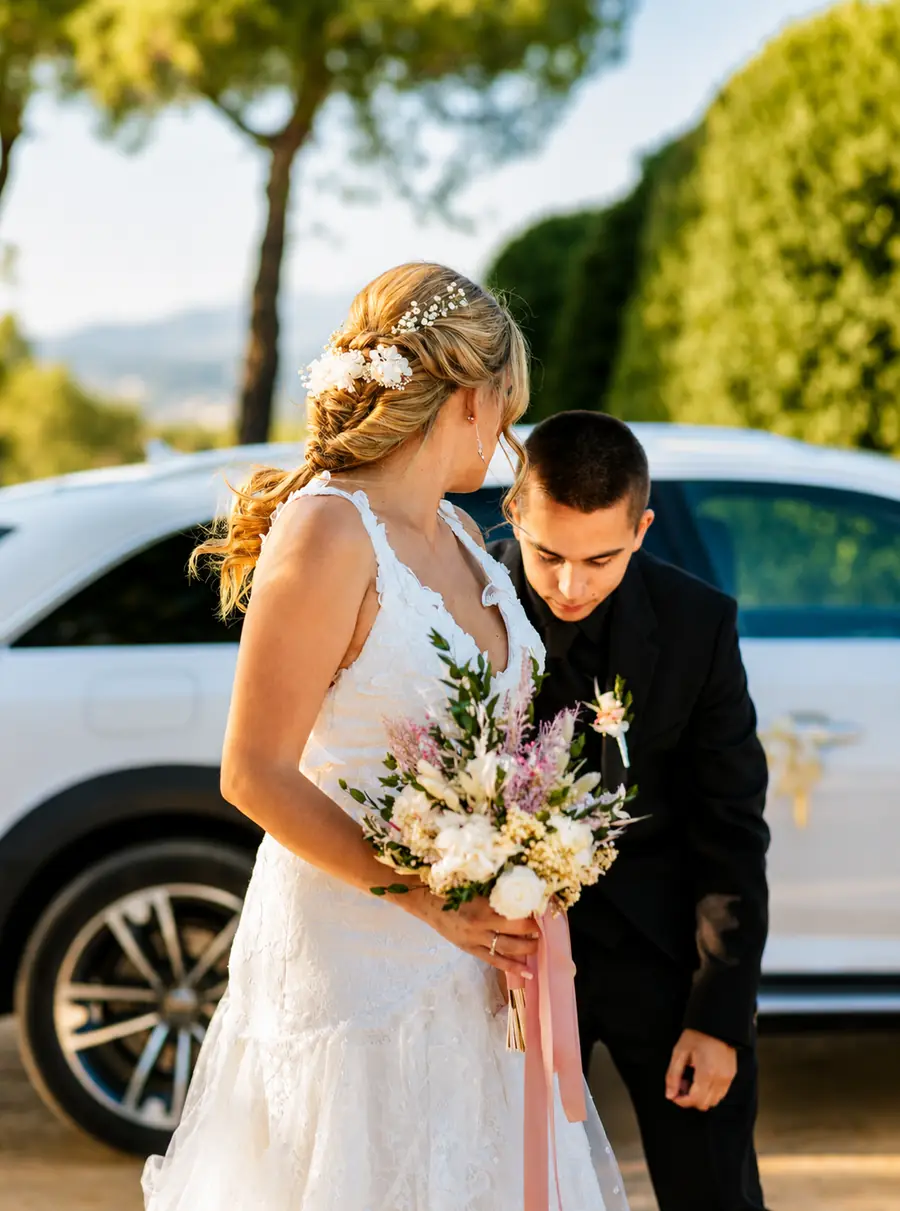 Couple with a white and pink bridal bouquet in Mallorca